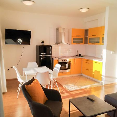 Yellow Apartment Ostrava Luaran gambar