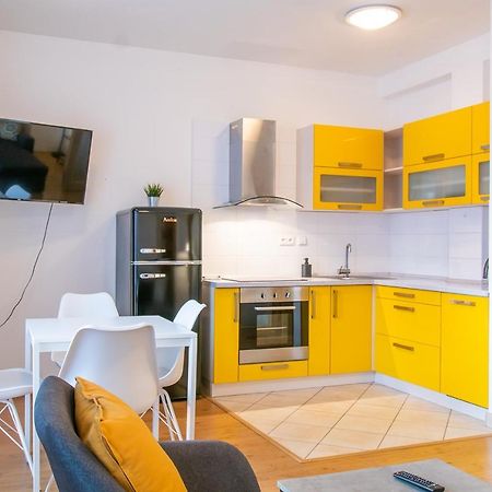 Yellow Apartment Ostrava Luaran gambar