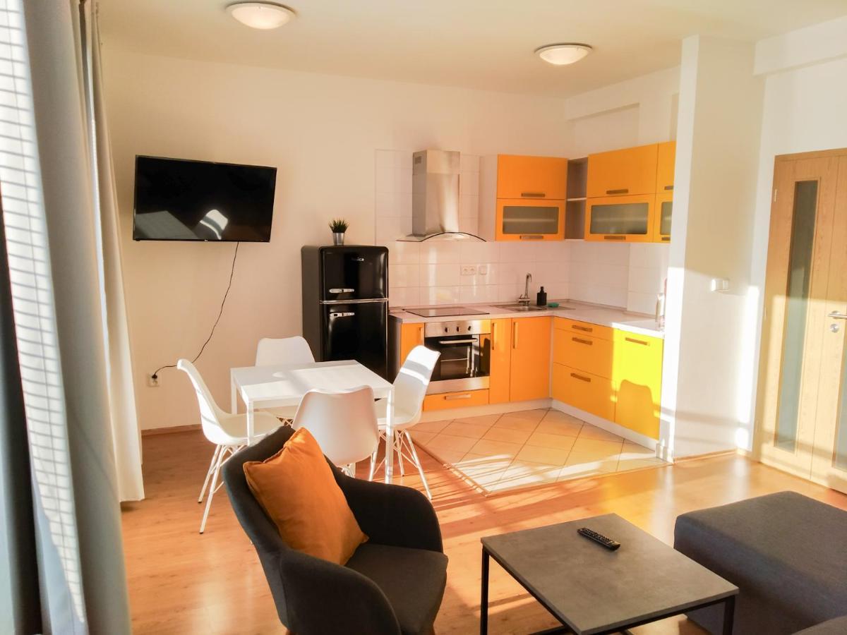 Yellow Apartment Ostrava Luaran gambar