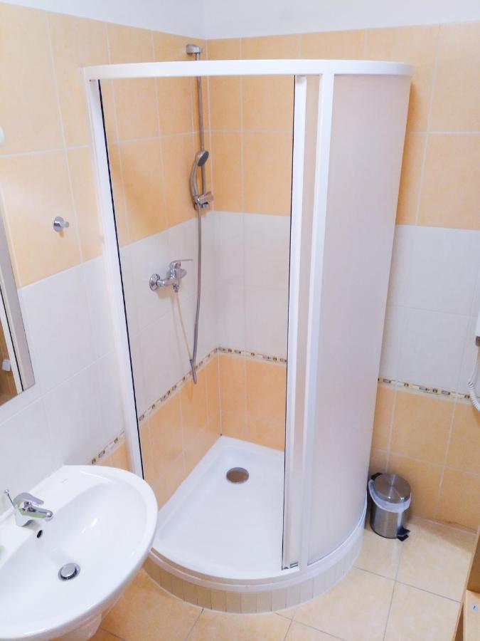 Yellow Apartment Ostrava Luaran gambar
