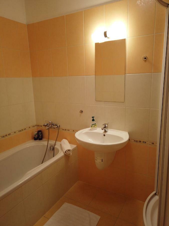 Yellow Apartment Ostrava Luaran gambar