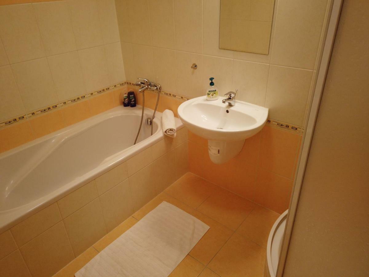 Yellow Apartment Ostrava Luaran gambar